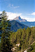 Parco Naturale Fanes-Senes-Braies. La traversata da San Vigilio di Marebbe al lago di Braies, iniziando la salita verso il Passo Croce la vista si apre sul Sass de Putia (gruppo Puez-Odle).